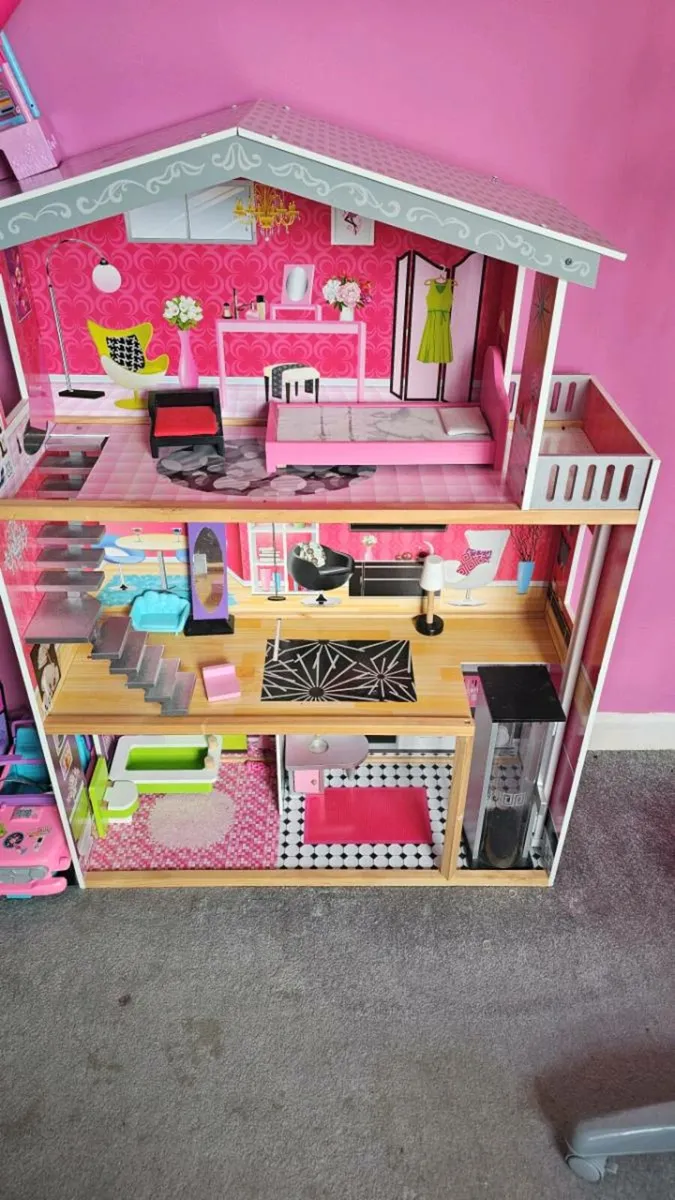 Girls 3 storey doll house in excellent condition - Image 2