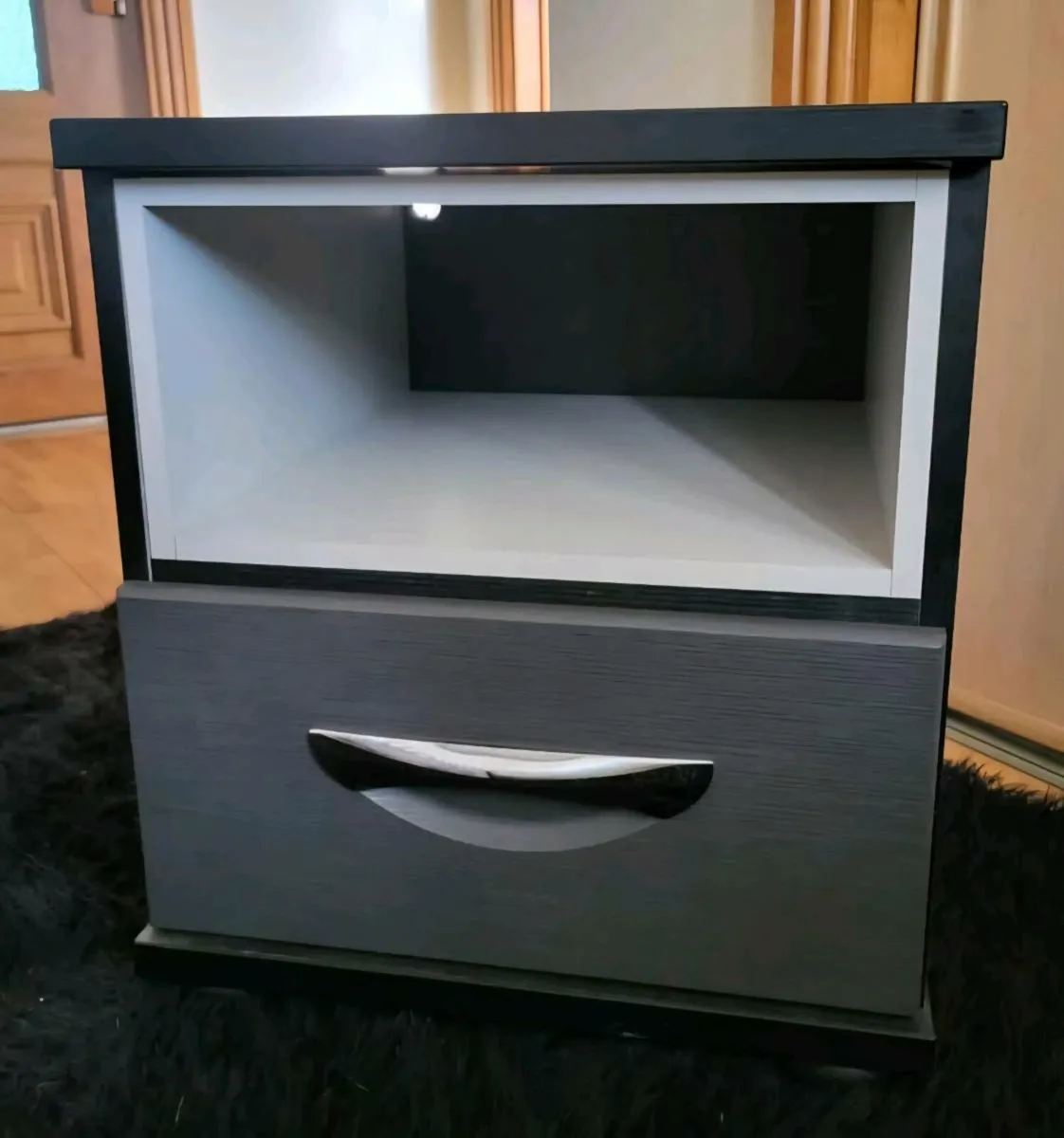 Lockers & lamp - Image 1