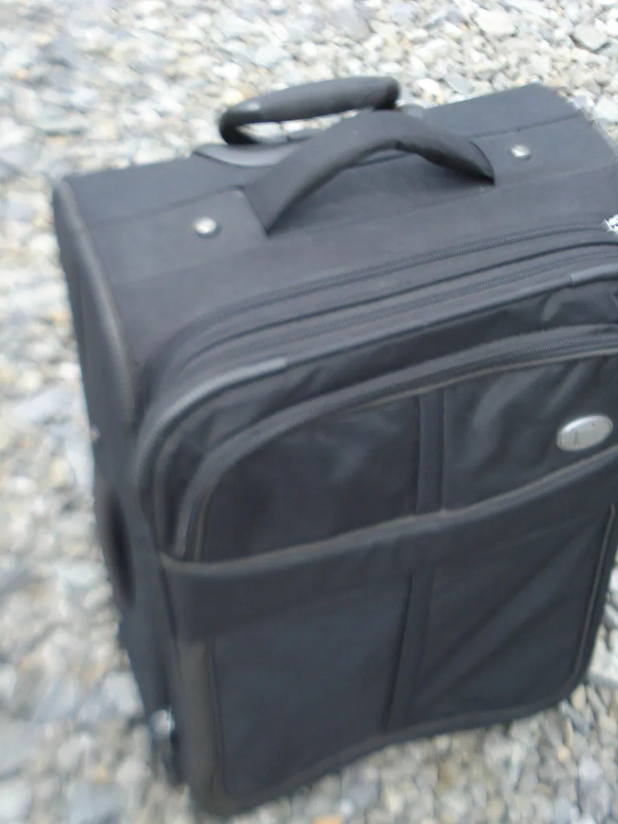 QUALITY MEDIUM USED BLACK FABRIC SUITCASE. - Image 4