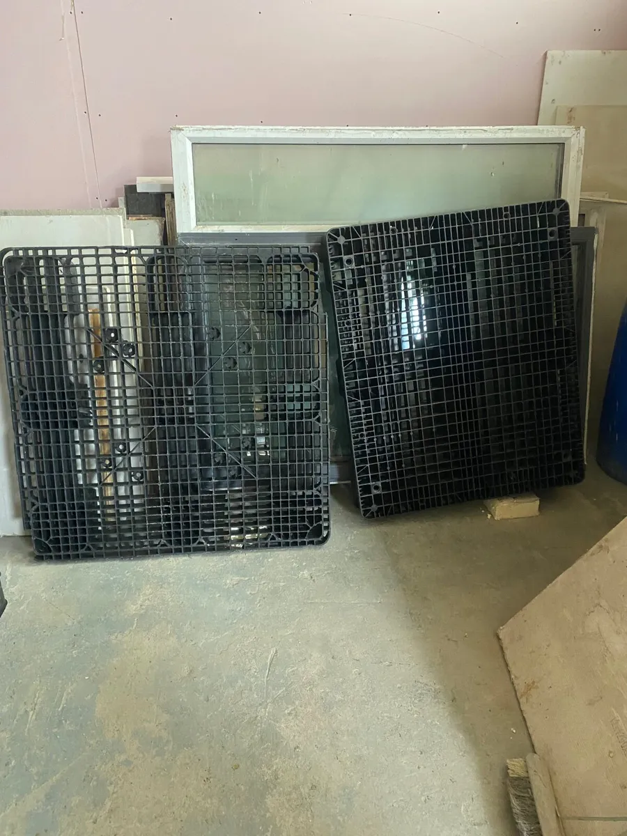 Heavy duty plastic pallets