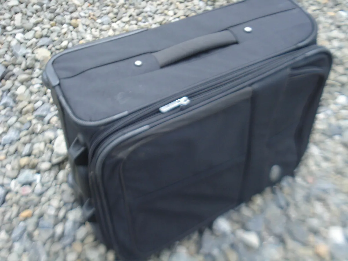 QUALITY MEDIUM USED BLACK FABRIC SUITCASE. - Image 3