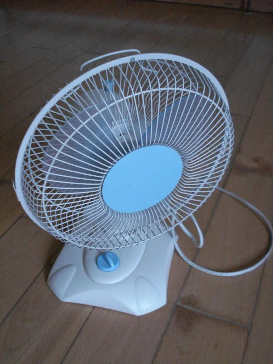 ELECTRIC DESK FAN. 9 INCH WHITE /BLUE. - Image 1