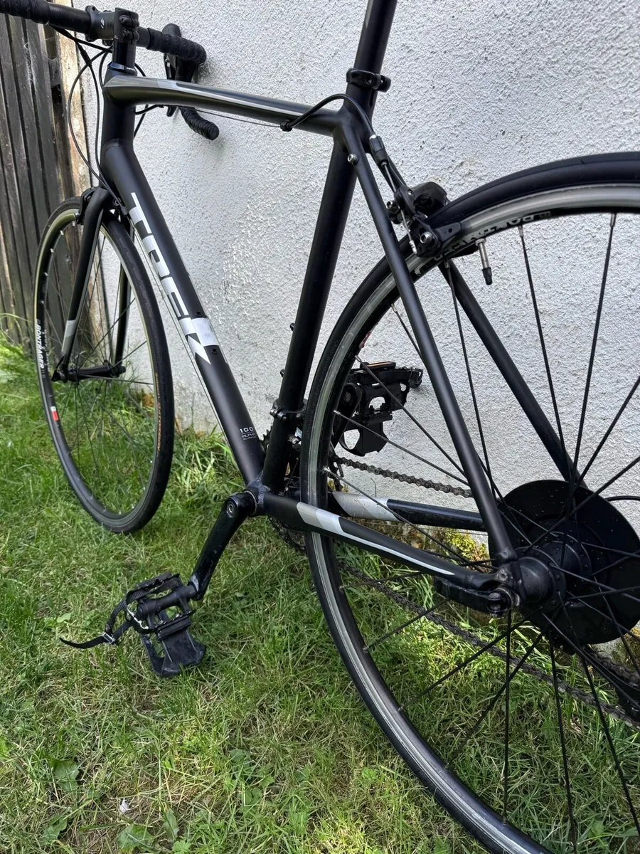 TREK Domane AL2 Road Bike - Image 3