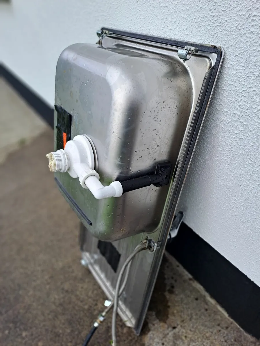 Kitchen sink - Image 2
