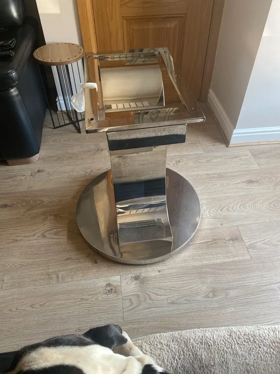 White Round Marble Table - Image 2