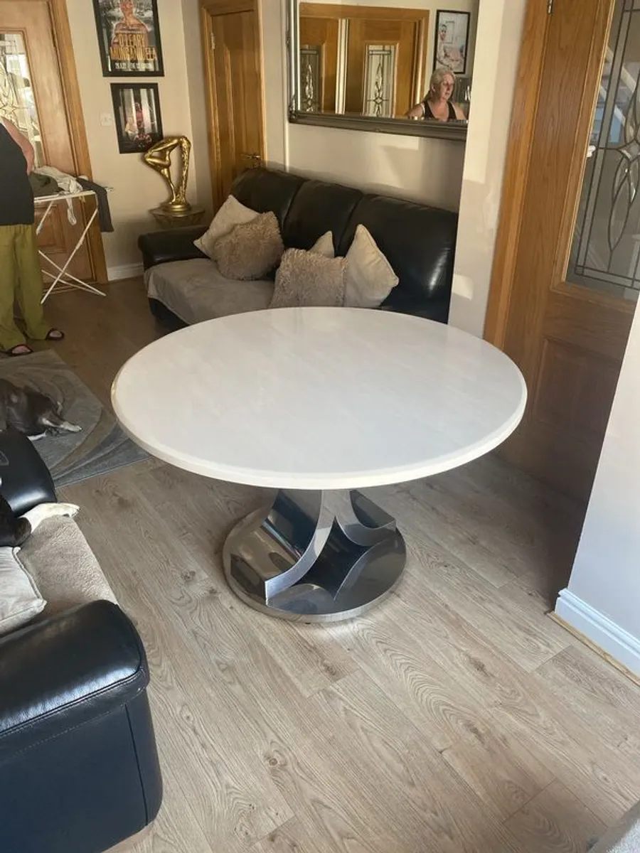 White Round Marble Table - Image 4