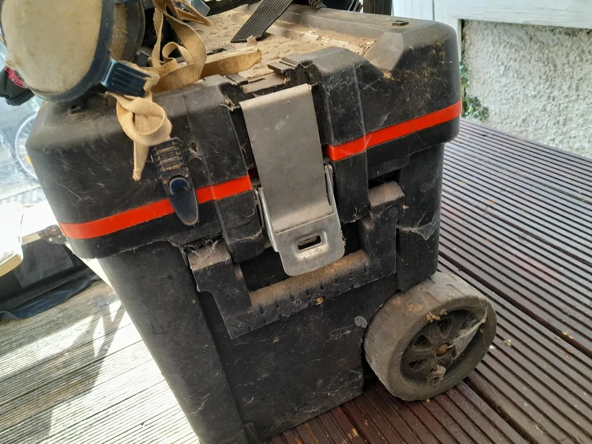 Large tool box with wheels - Image 1