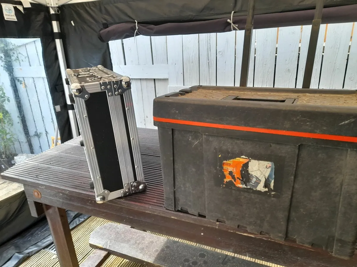 Large tool box with wheels - Image 2