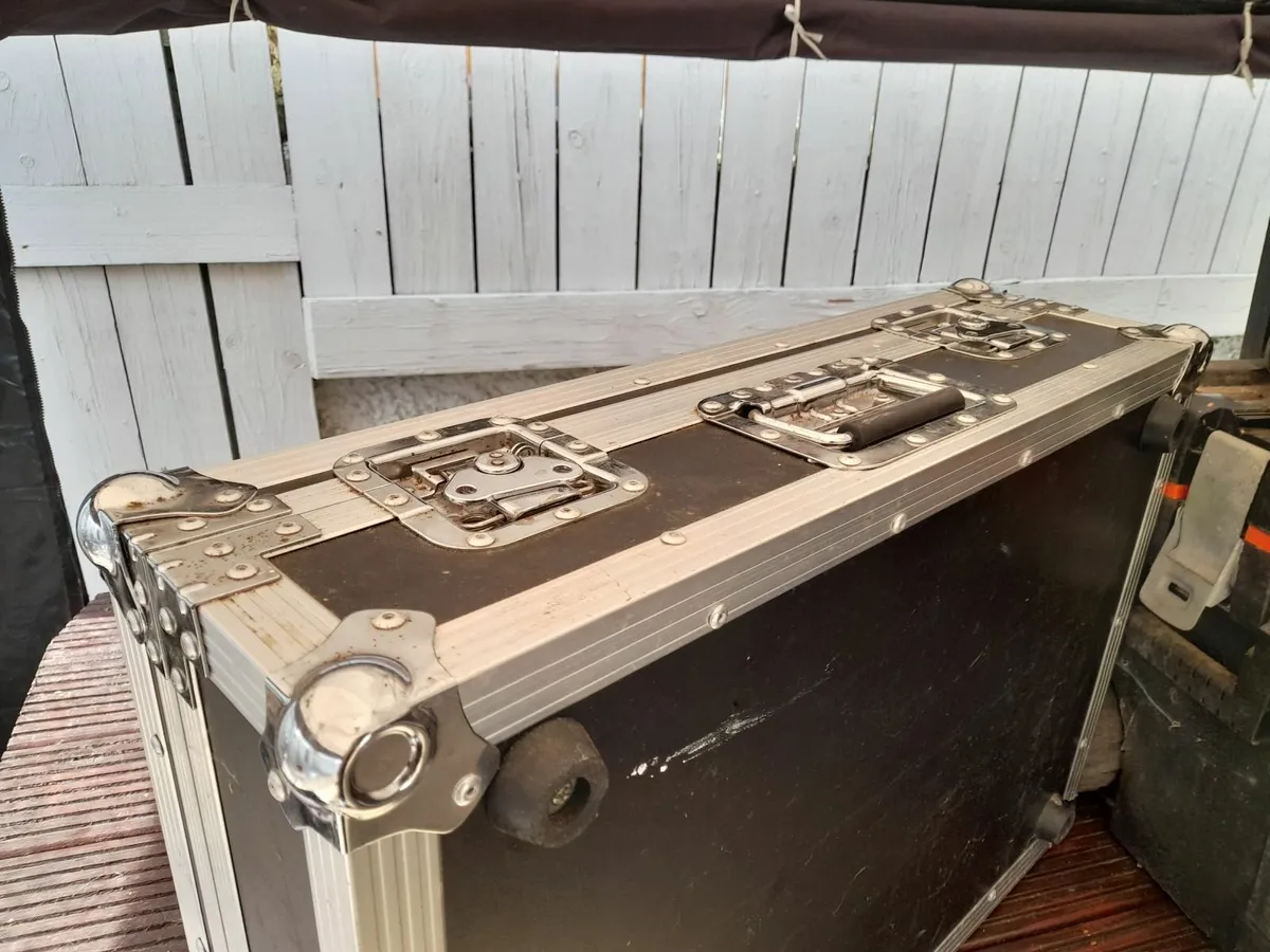 Large tool box with wheels - Image 4