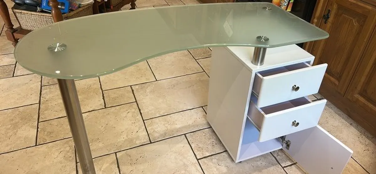 Nail Bar - Image 1