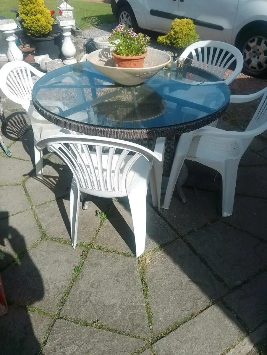 Garden table and 4 chairs - Image 1