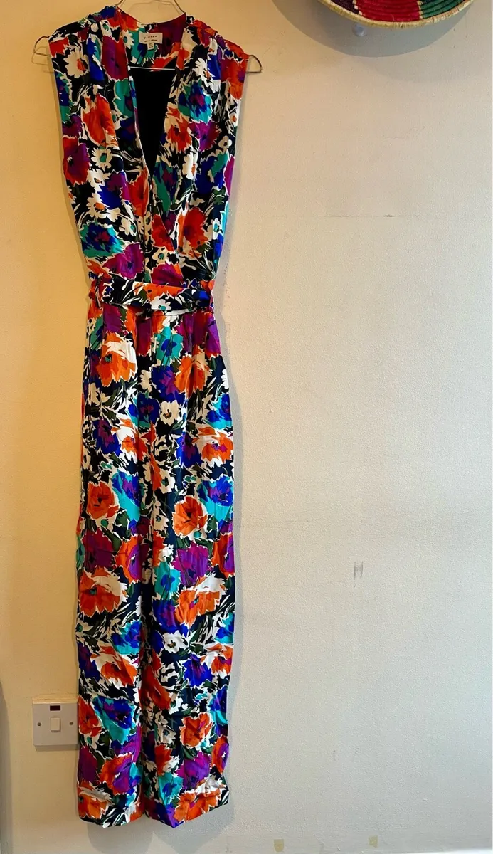 Jigsaw floral sleeveless V-neck jumpsuit, size 6. - Image 1