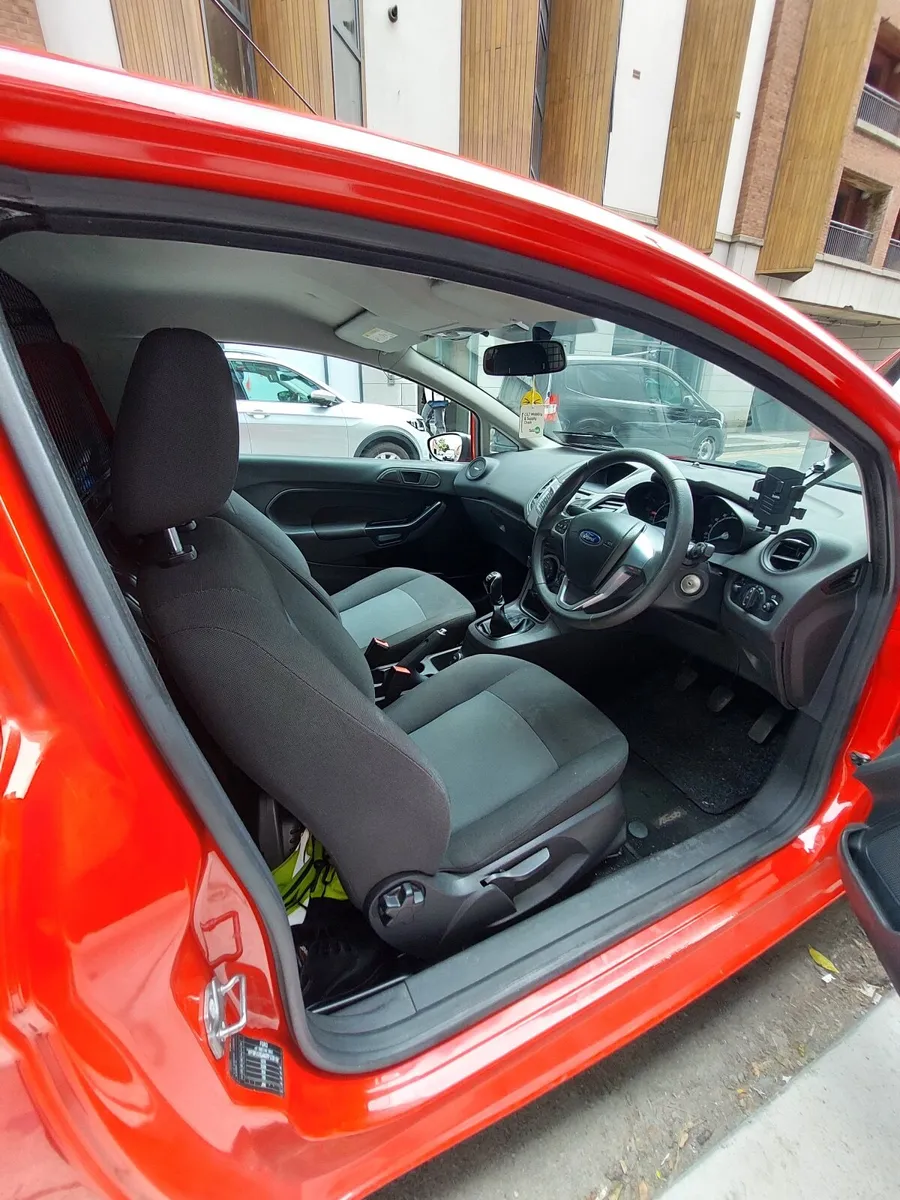 Ford Fiesta 2015 - Image 2