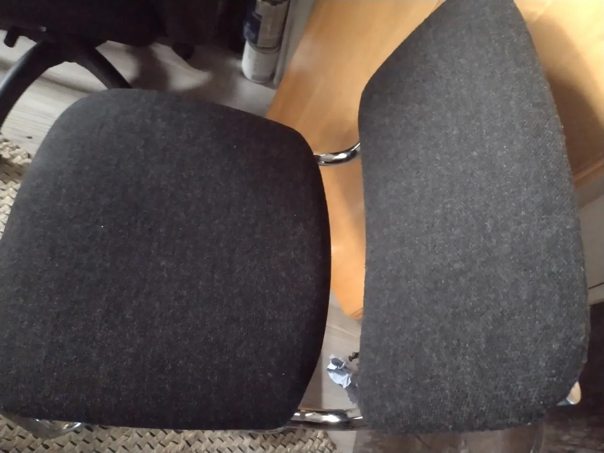 Very comfortable padded office or hall chair - Image 4