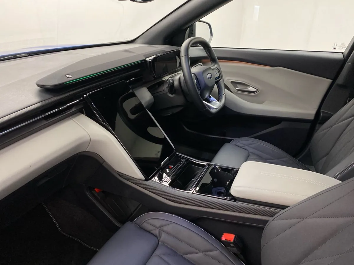 Ford Explorer Premium 77kwh Extended Range RWD - Image 3