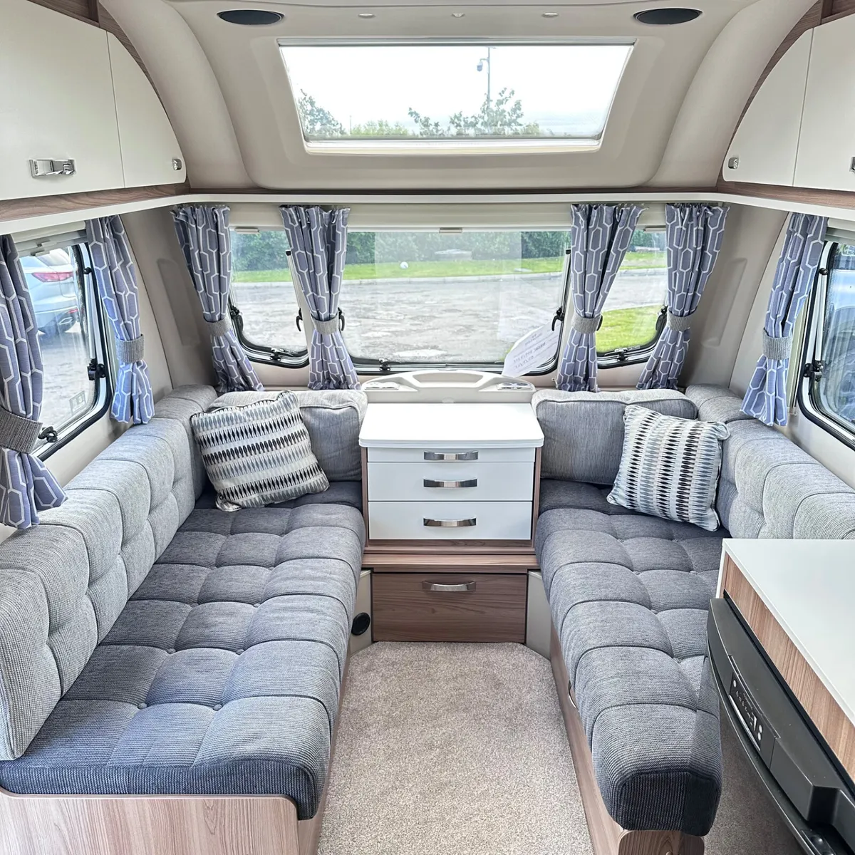 ✨STUNNING 2018 SWIFT SPRITE 4 BERTH ISLAND BED✨ - Image 3