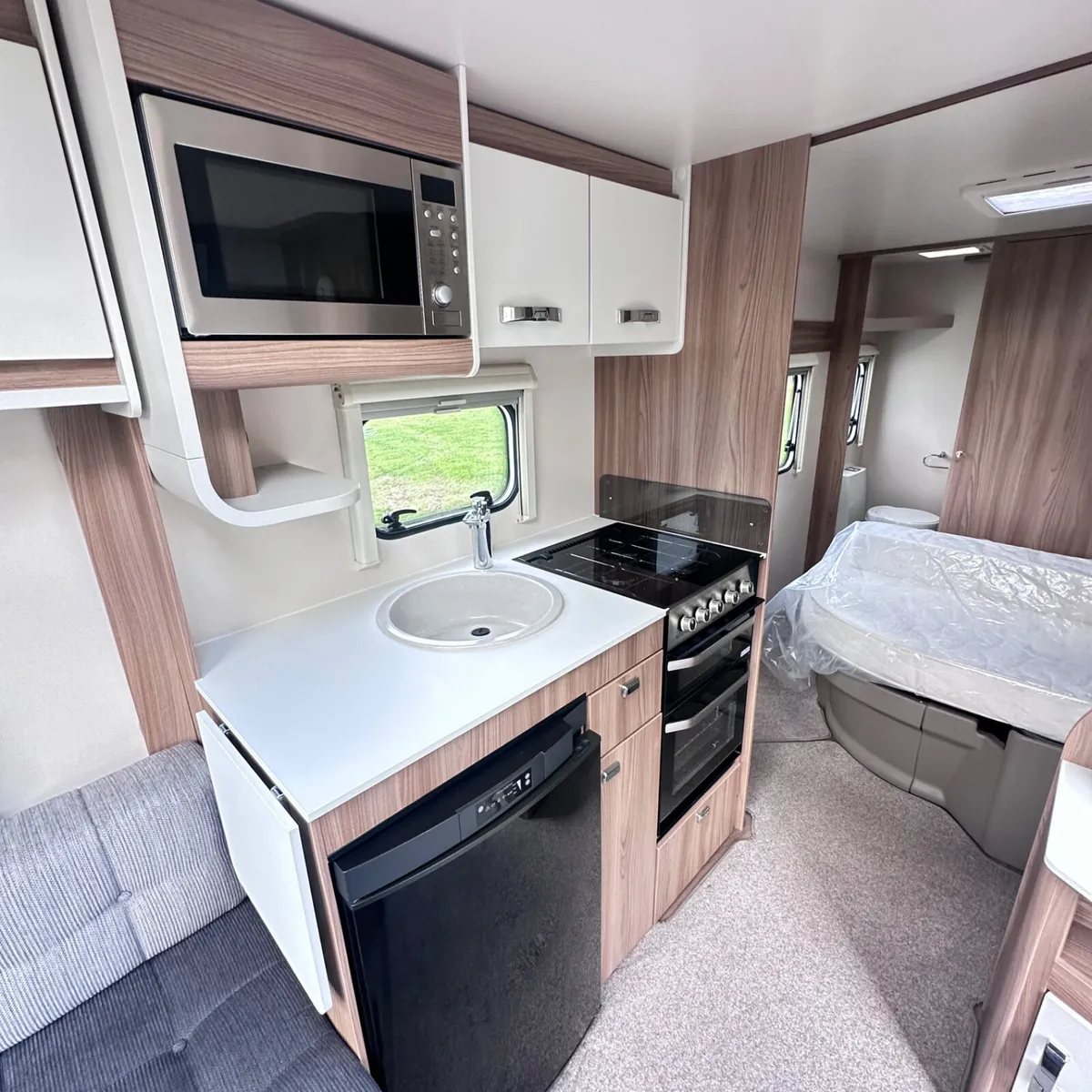 ✨STUNNING 2018 SWIFT SPRITE 4 BERTH ISLAND BED✨ - Image 4