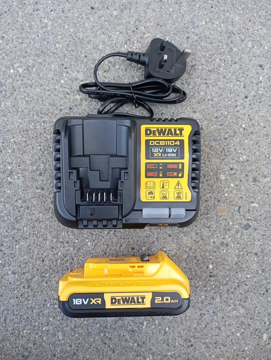 DeWalt LED Torch with Battery and Charger (New) - Image 3