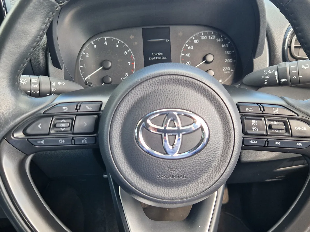 Toyota Yaris  1.0 LUNA - Image 4