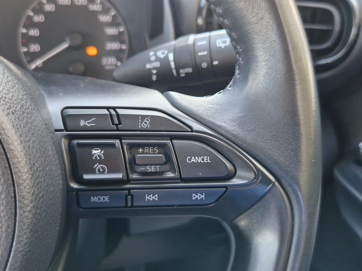 Automatic Toyota Yaris  HYBRID LUNA - Image 4