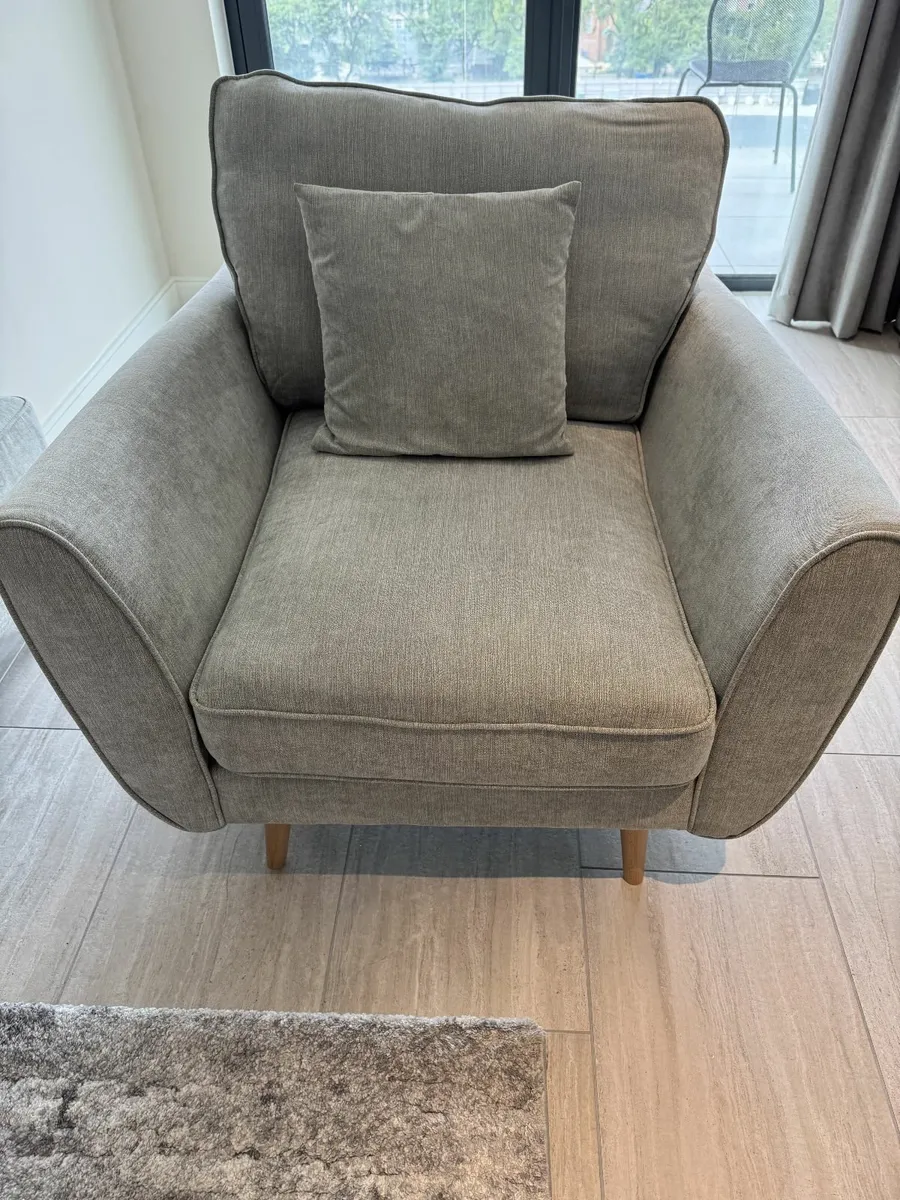Sofa with Chaise and matching Arm Chairs - Image 2