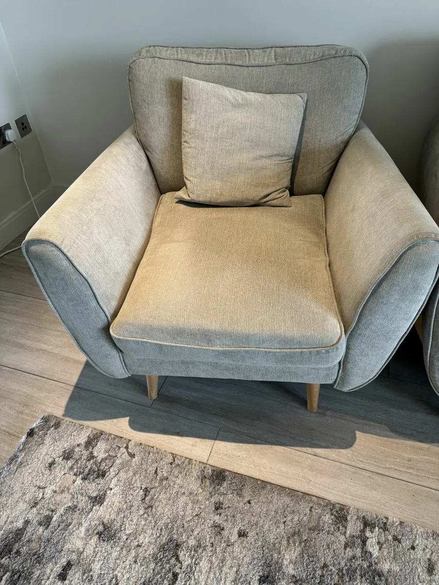 Sofa with Chaise and matching Arm Chairs - Image 4