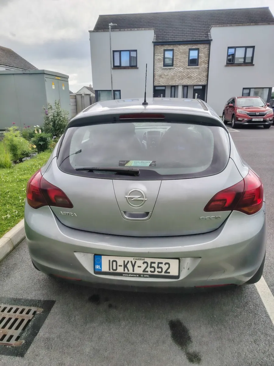 Opel Astra 2010 - Image 2