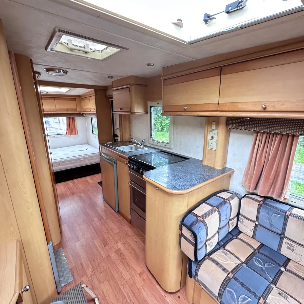 ✨BARGAIN ELDDIS CRUSADER 4 BERTH FIXED BED ✨ - Image 4