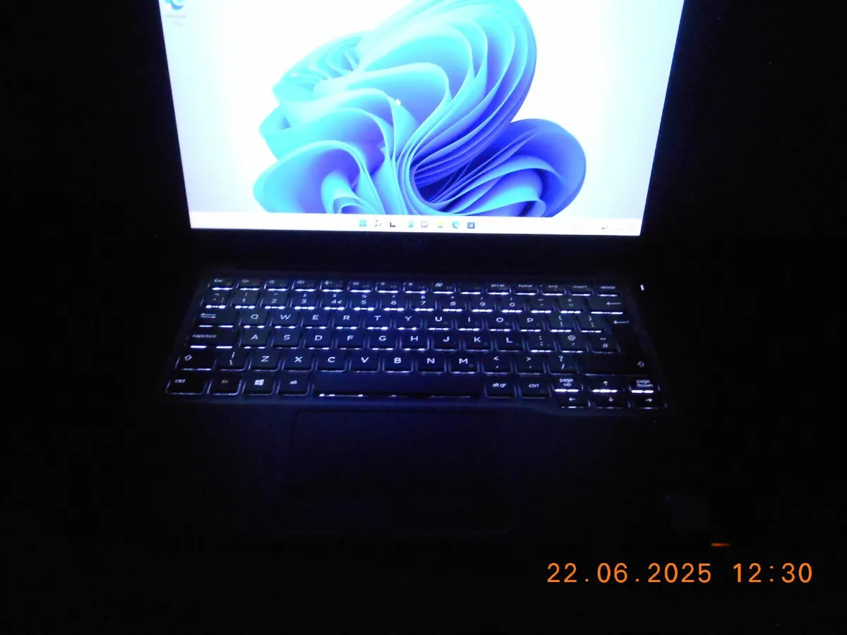 Intel i7 16GB Ram Dell Latitude 7300 Laptop Win 11 - Image 2