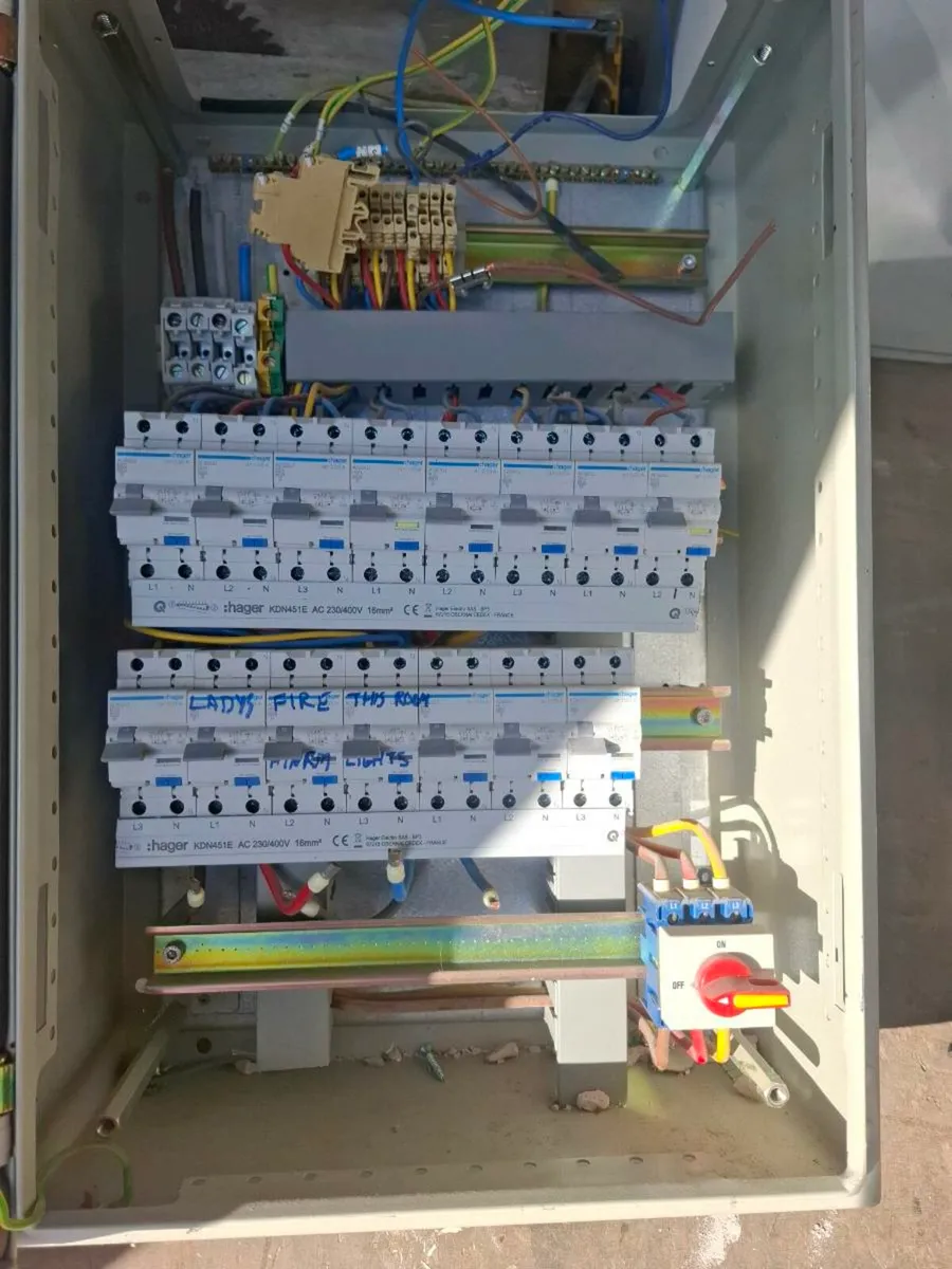 Fuse box - Image 1