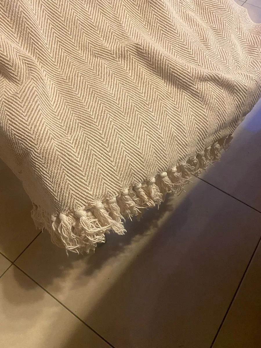 Throw/rug/ brd cover - Image 2