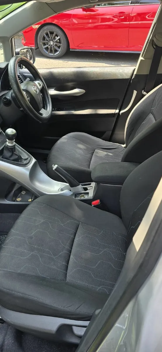 Toyota Auris 2010 - Image 1