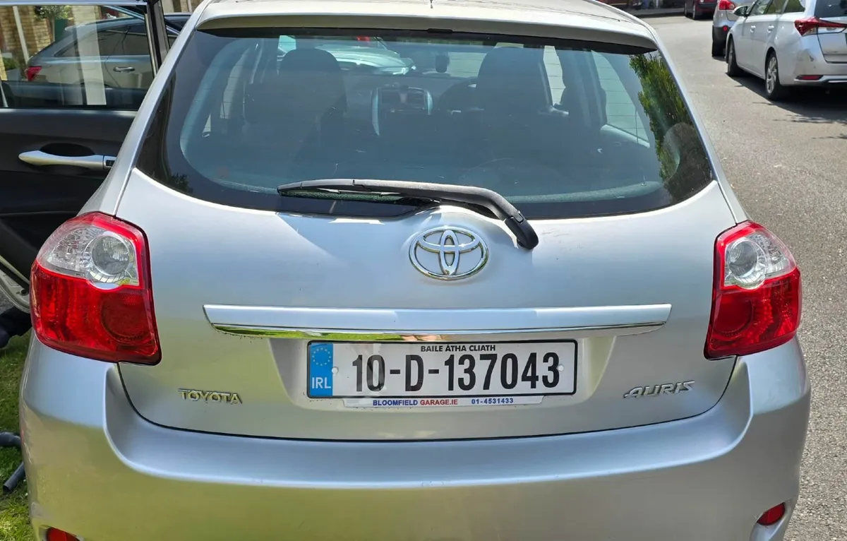 Toyota Auris 2010 - Image 2