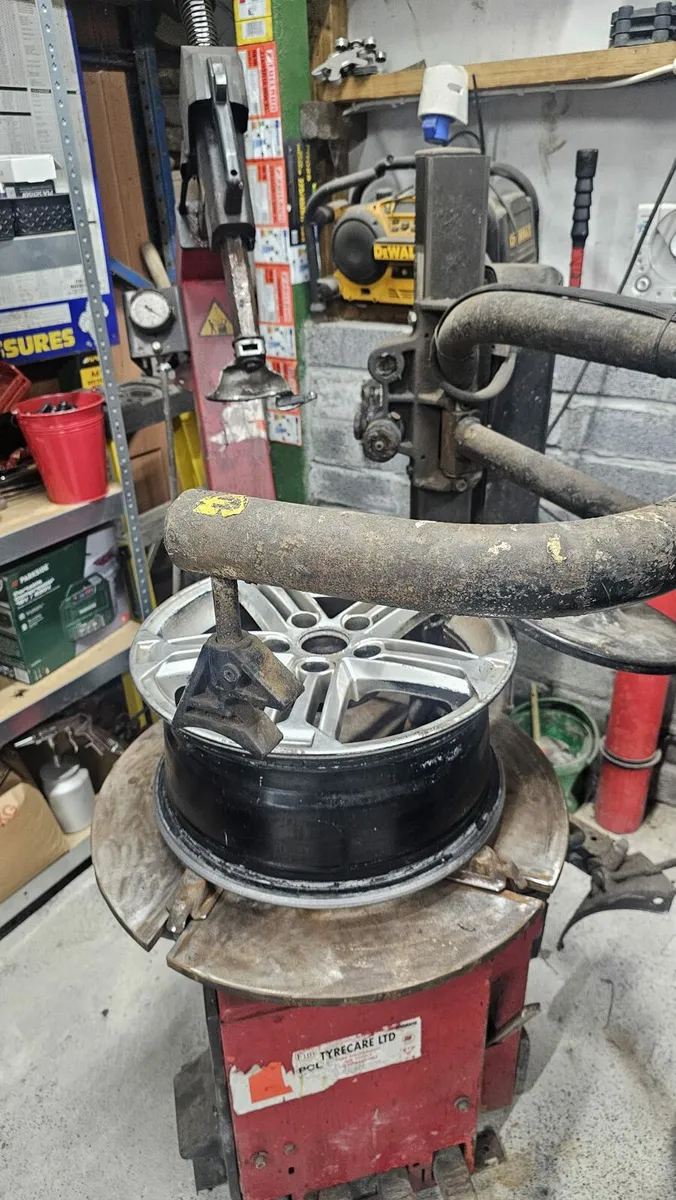 Car Tyre Machine - Image 1