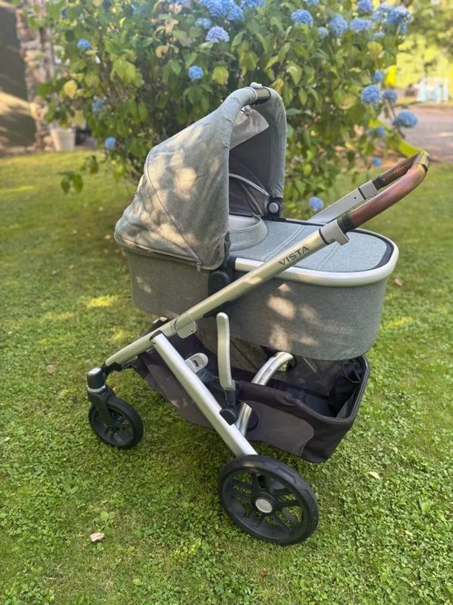 Uppababy Vista V2 Travel System with Car Seat - Image 1