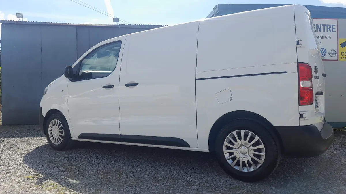 221 Toyota Proace 1.5 d 120 icon mwb - Image 3