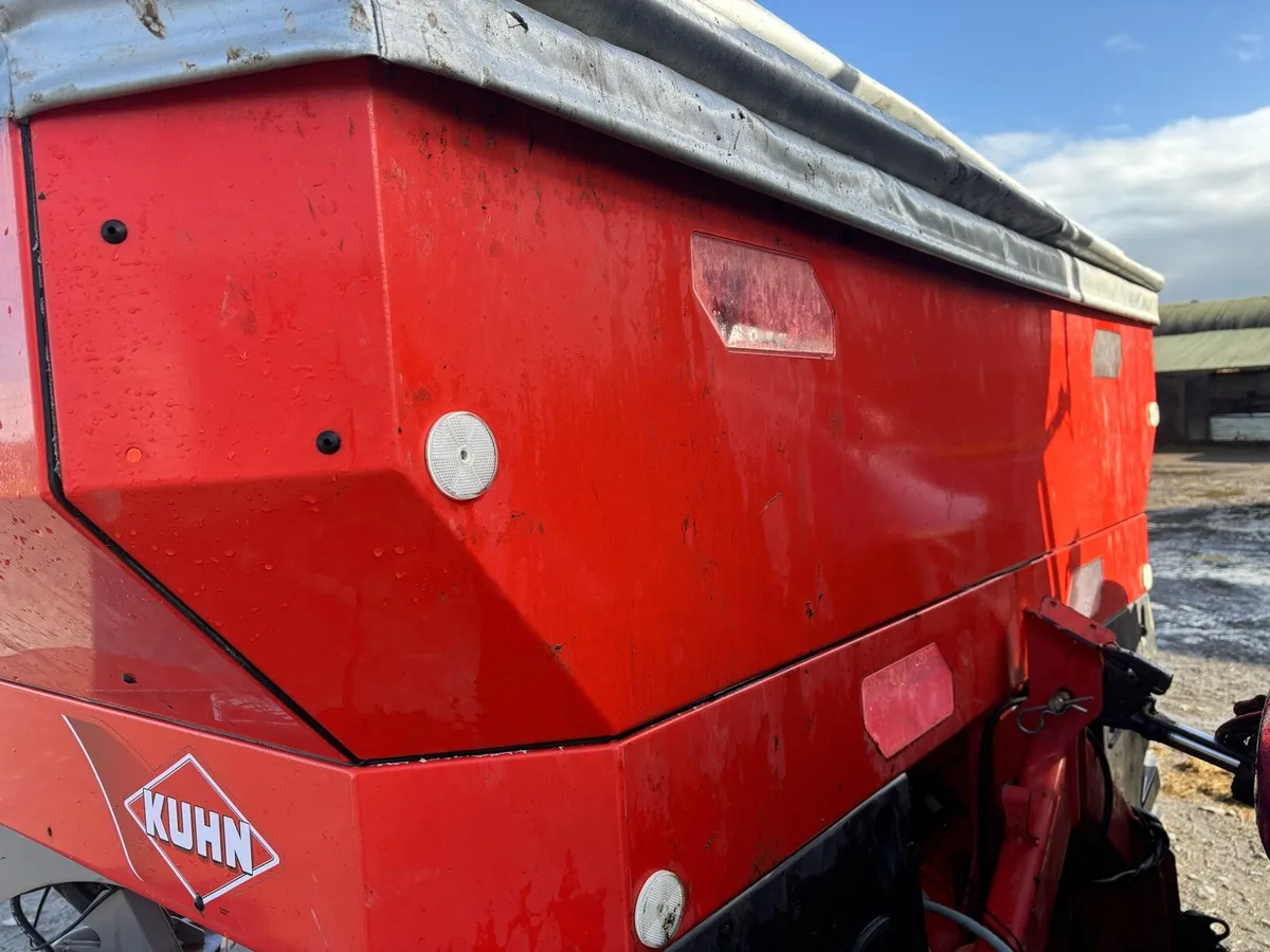 Kuhn fertiliser spreader - Image 2