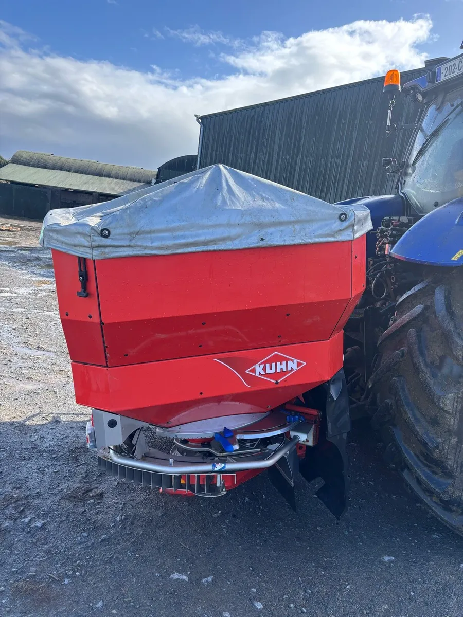 Kuhn fertiliser spreader - Image 3
