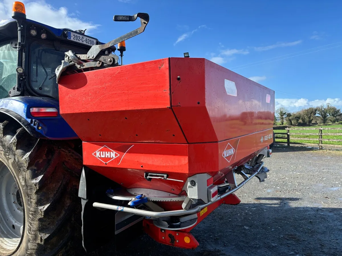 Kuhn fertiliser spreader - Image 4