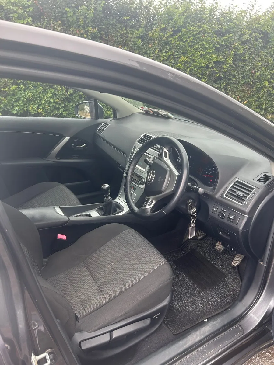 Toyota Avensis 2013 - Image 2