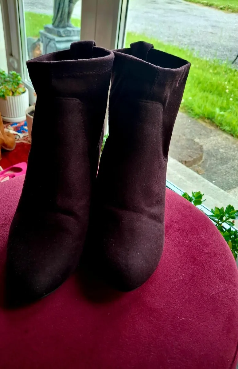 Beautiful suede boots - Image 4