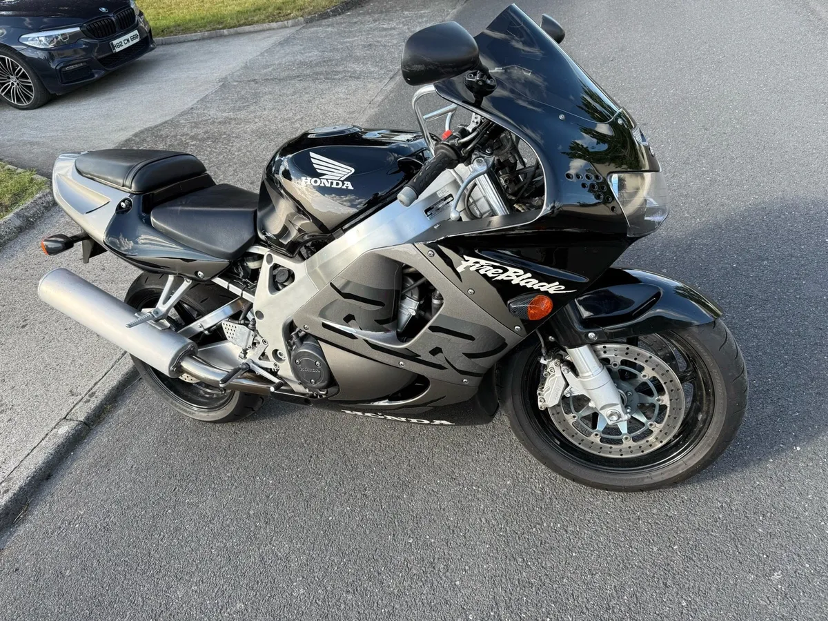 Honda cbr 900rr fireblade 1999 - Image 1
