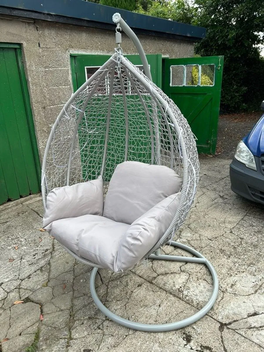 hanging egg chair - Image 1
