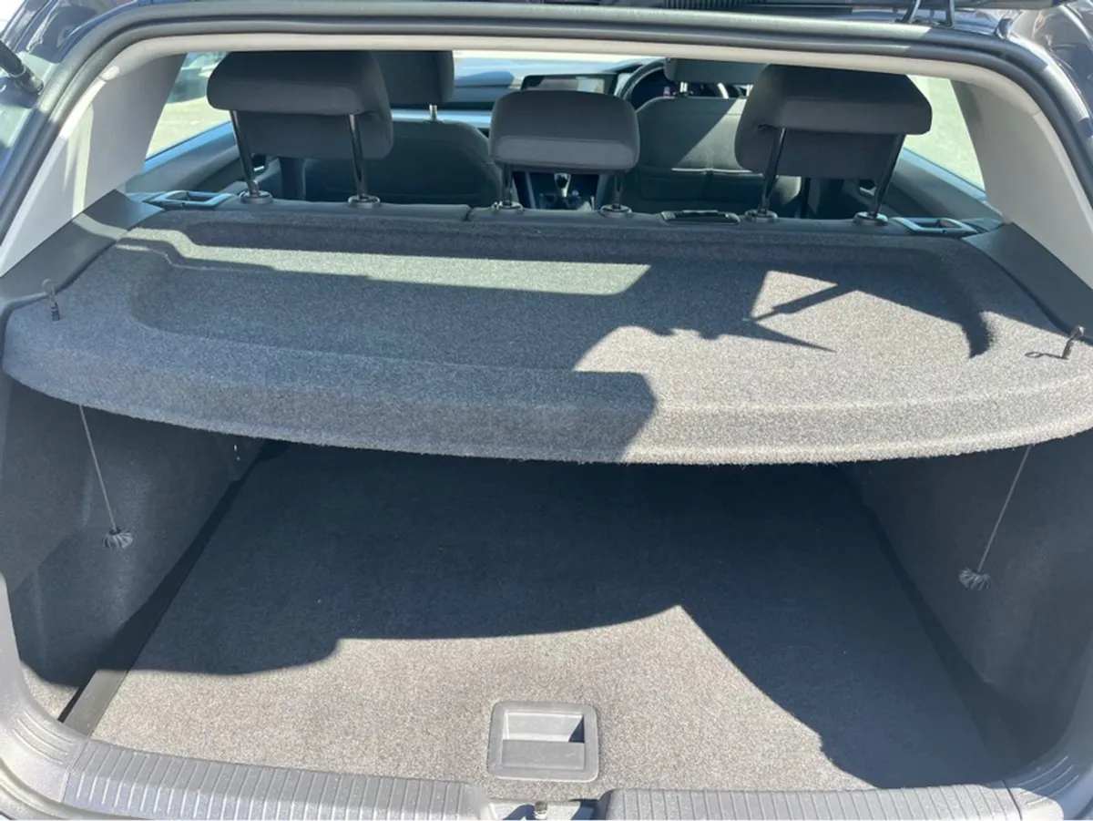 Volkswagen Golf Life 2.0 TDI 115HP 5DR - Image 2