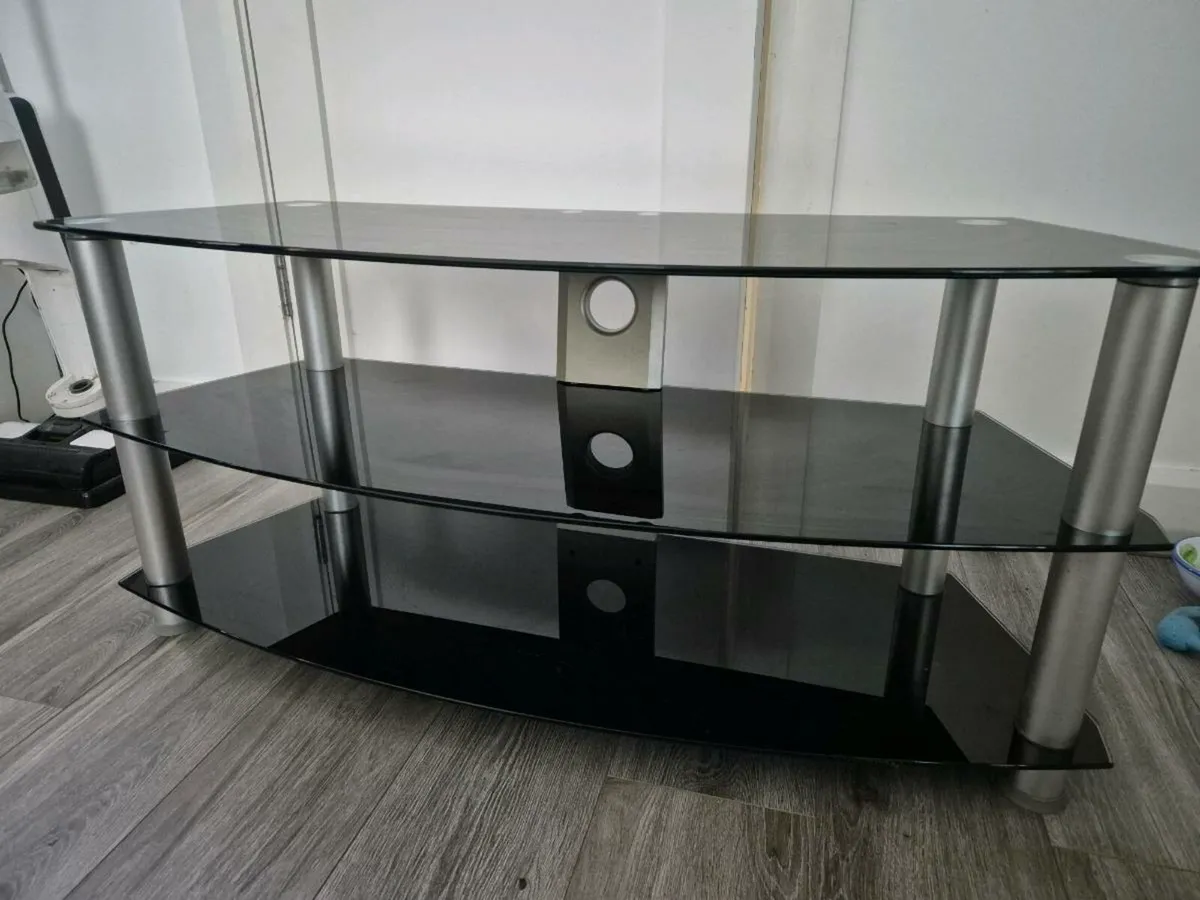 3 seater sofa, 2x armchairs, tv table - Image 1