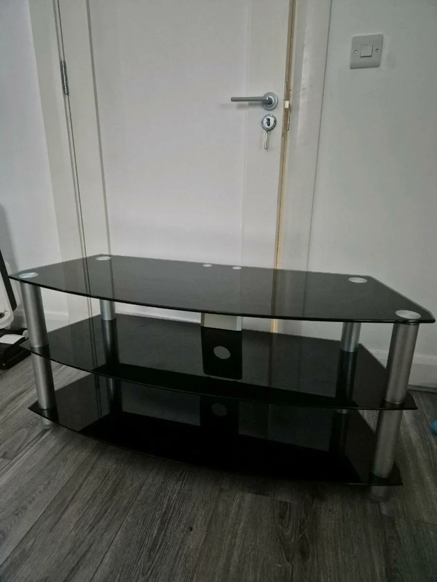 3 seater sofa, 2x armchairs, tv table - Image 2