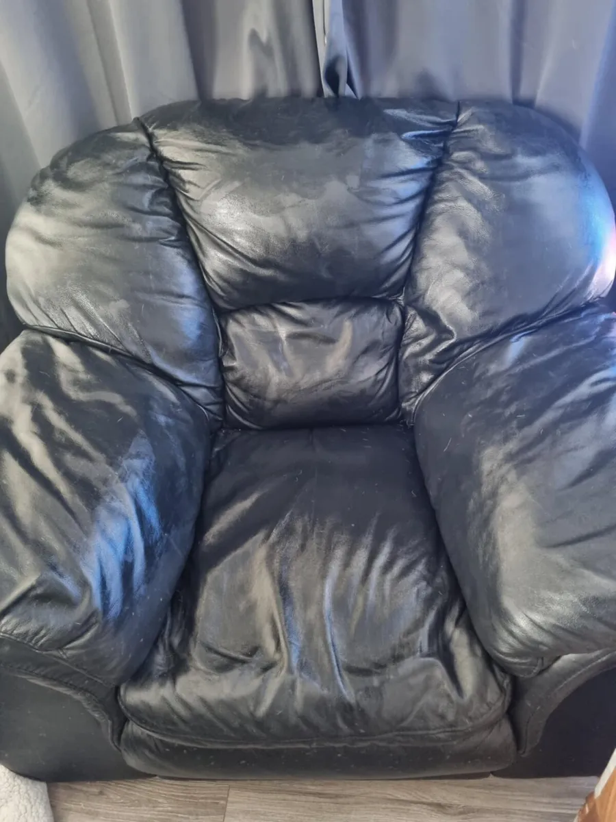 3 seater sofa, 2x armchairs, tv table - Image 3