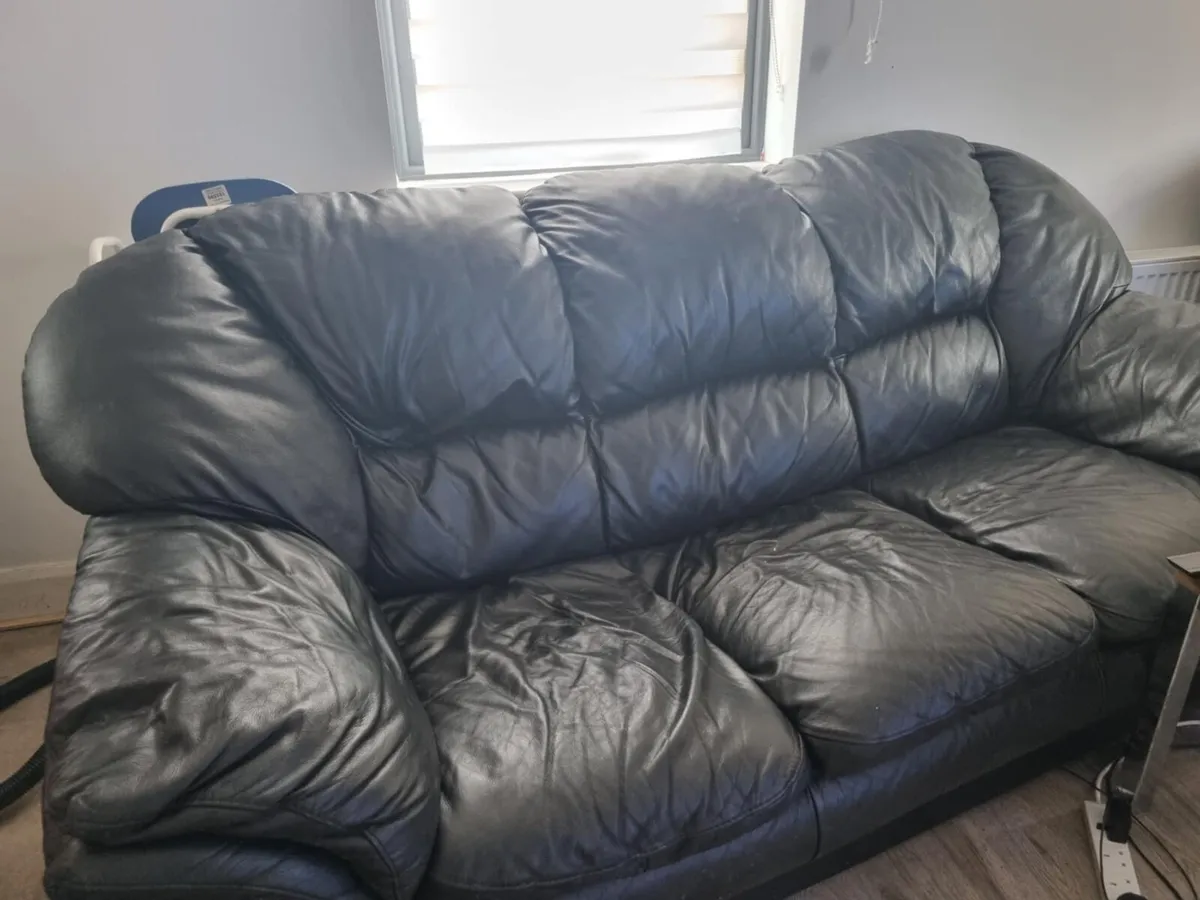3 seater sofa, 2x armchairs, tv table - Image 4
