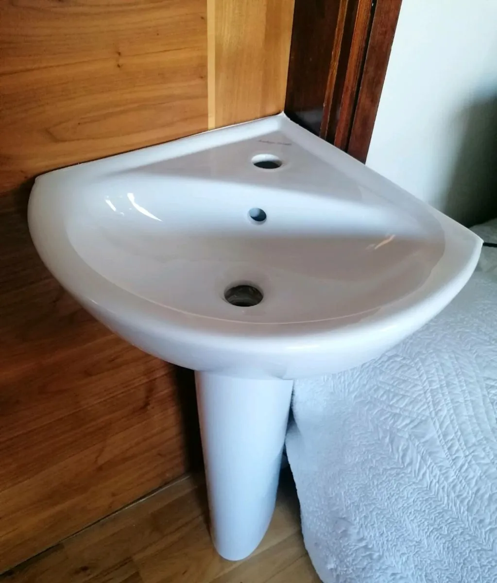 Corner Basin with Pedestal - Image 1