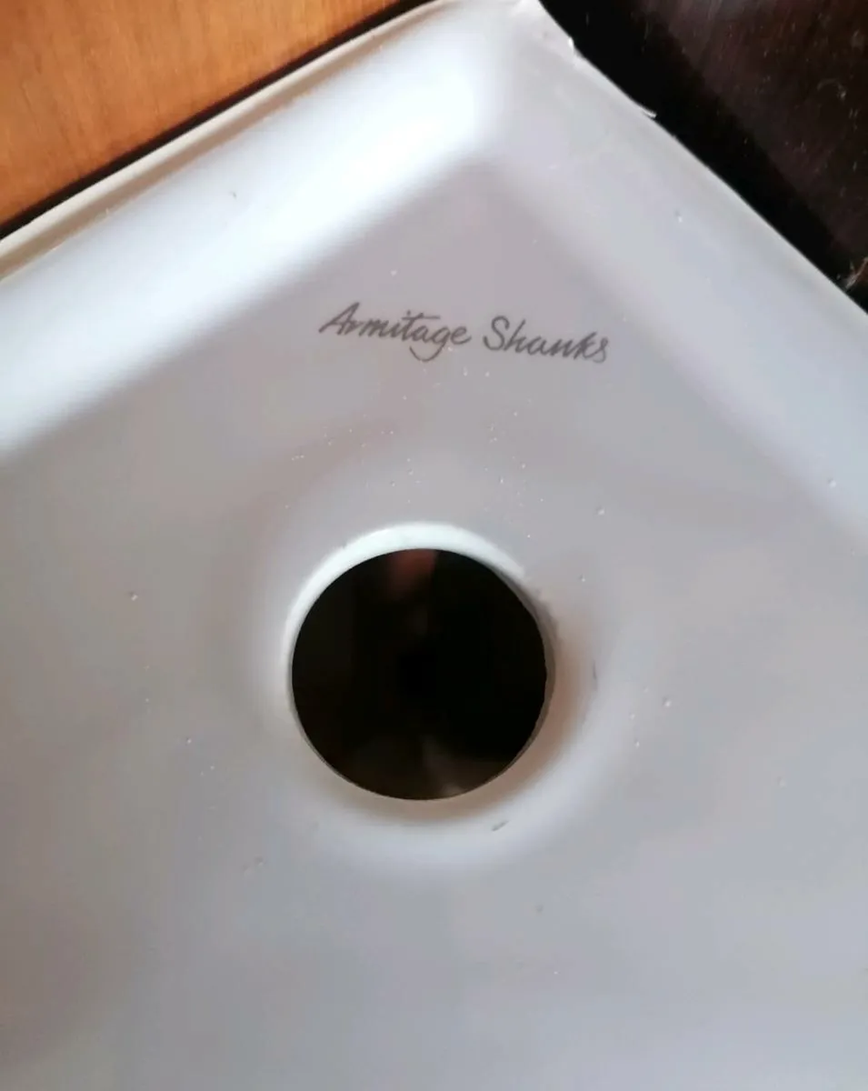 Corner Basin with Pedestal - Image 3
